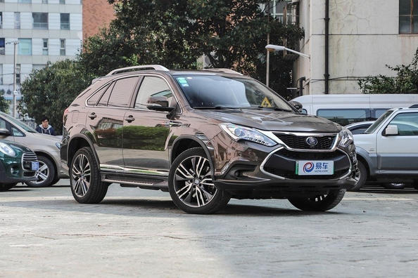 Гибридный семиместный кроссовер BYD Tang 100