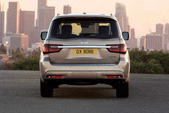Обзор премиального внедорожника Infiniti QX80 фото 8