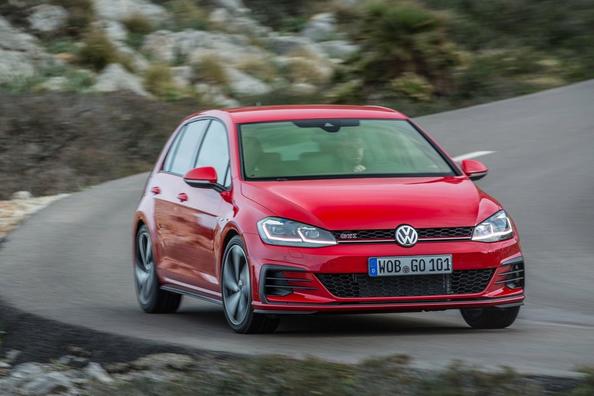 Обзор заряженной модификации хэтчбека Volkswagen Golf GTI фото 3