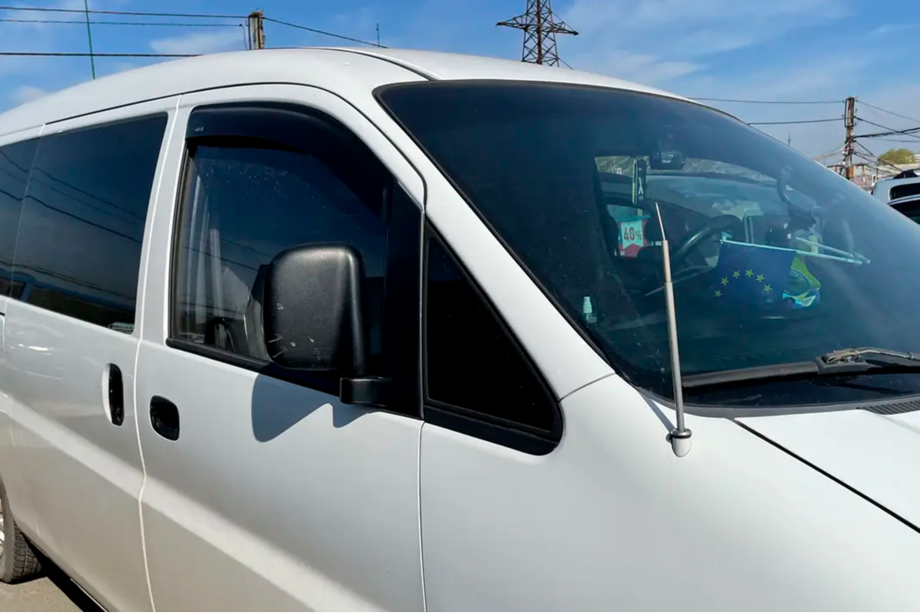 Hyundai H200, H1, Starex 1998-2007 гг. Ветровики на окна (2 шт, HIC) Image