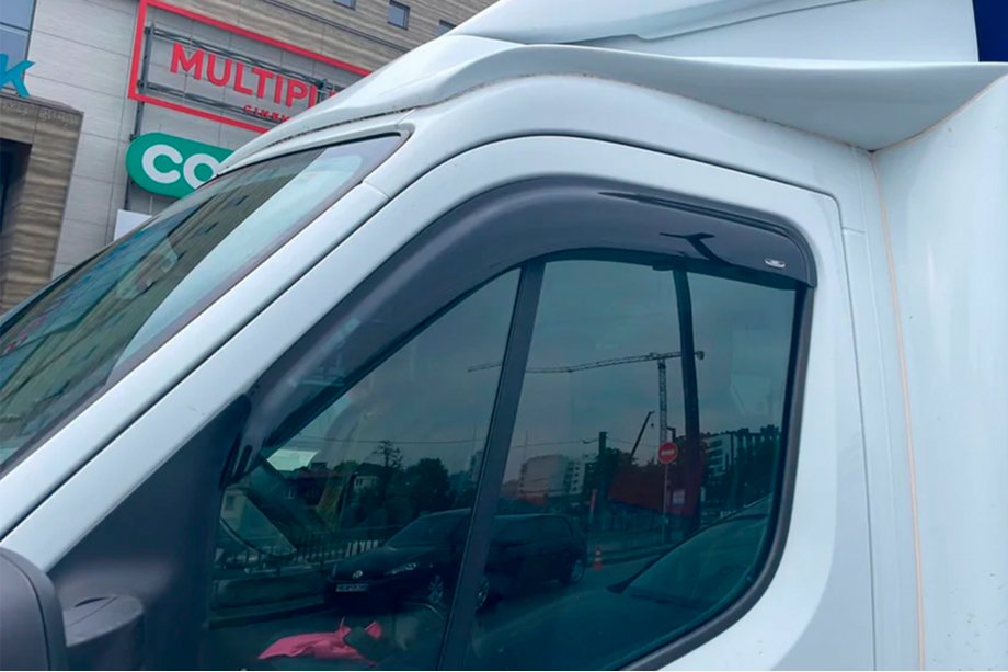 Renault Master 2011-2023 гг. Ветровики на окна (2 шт, HIC) Image