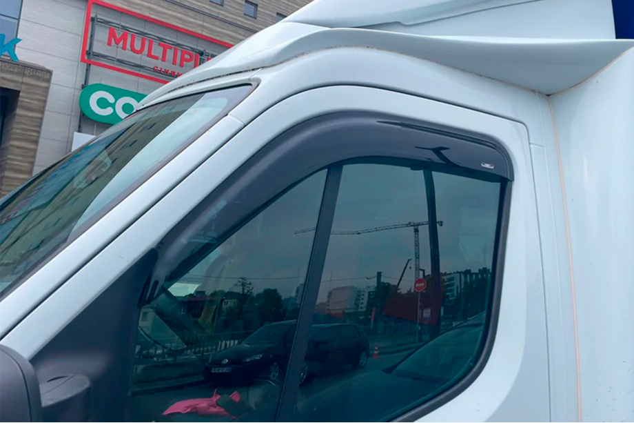 Renault Master 2011-2023 гг. Ветровики на окна (2 шт, HIC) Image