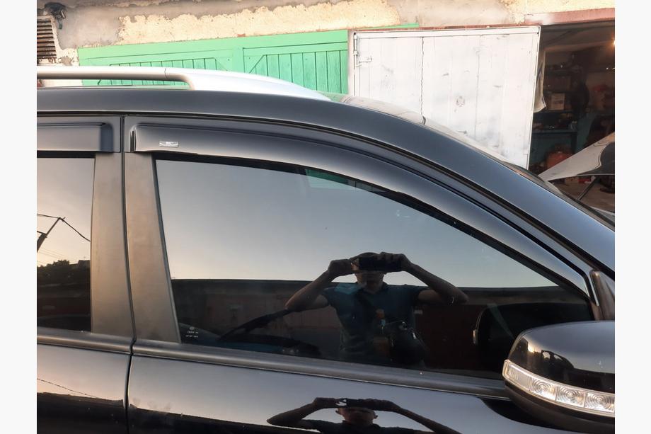 Kia Sorento II XM 2009-2014 гг. Ветровики на окна (4 шт, HIC) Фото 2