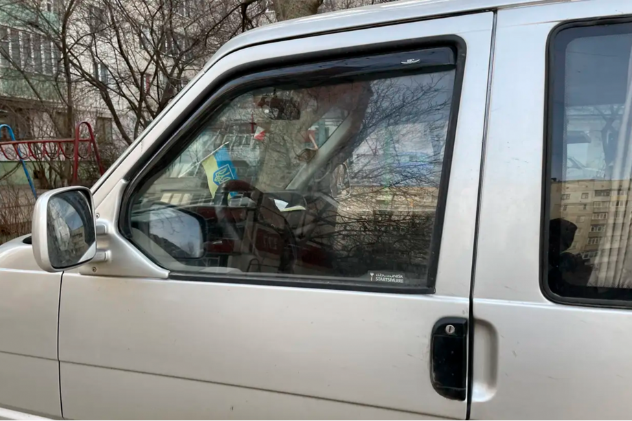 Volkswagen T4 Caravelle/Multivan 1990-2003 гг. Ветровики вставные (2 шт, HIC) Image