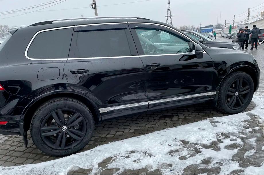 Volkswagen Touareg 2010-2018 гг. Ветровики с хромированным молдингом (4 шт, HIC) Фото 13
