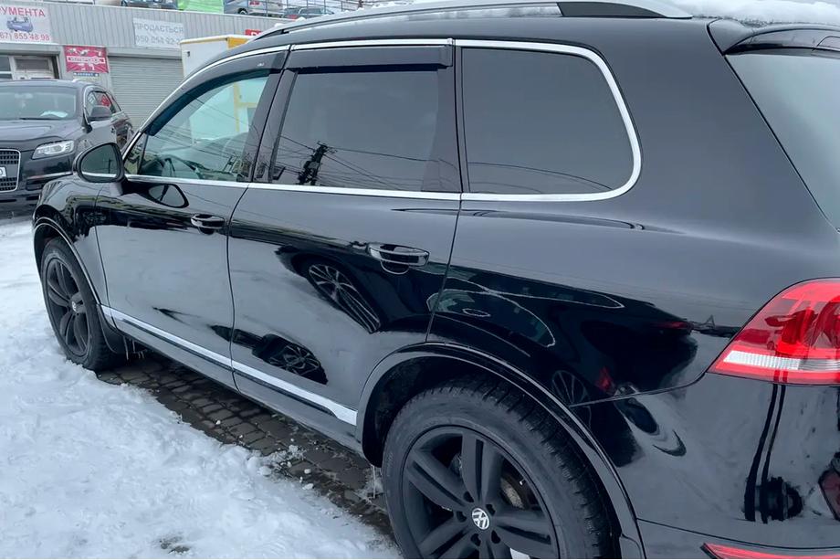 Volkswagen Touareg 2010-2018 гг. Ветровики с хромированным молдингом (4 шт, HIC) Фото 2