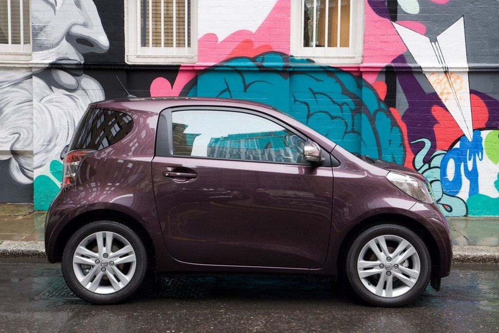 Компактный трехдверный хэтчбек Toyota iQ
