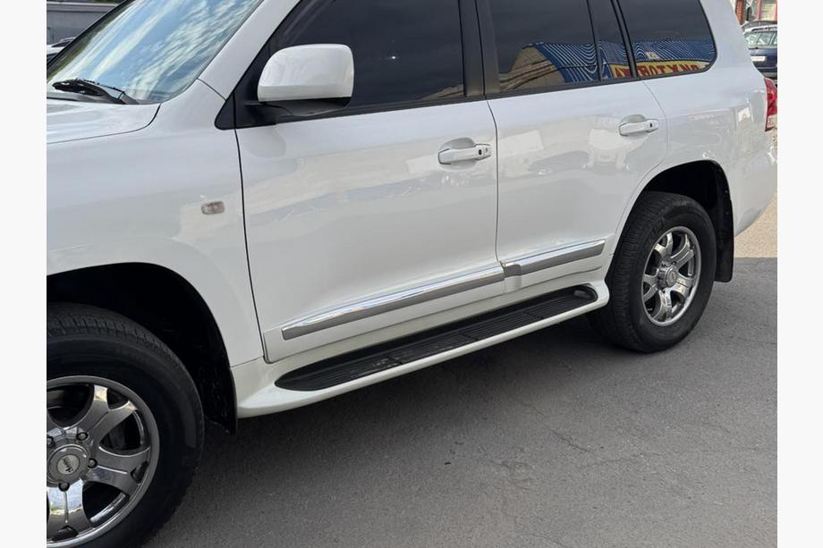 Toyota Land Cruiser 200 2007-2021 гг. Боковые пороги с LED (дизайн 2015-2020) Черный Фото 13