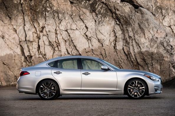 Обзор седана бизнес-класса Infiniti Q70 фото 2