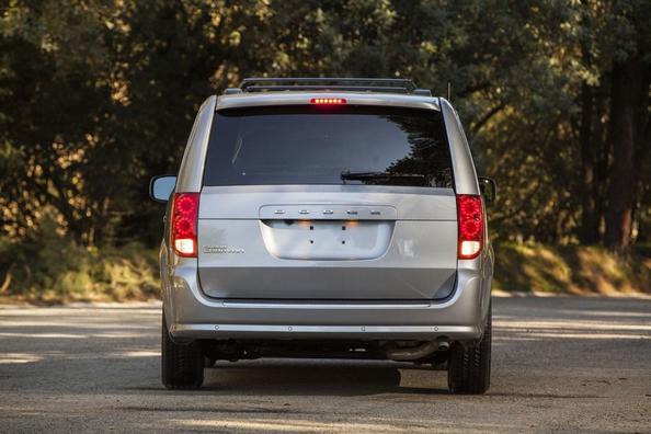 Семиместный минивэн Dodge Grand Caravan пятого поколения фото 5