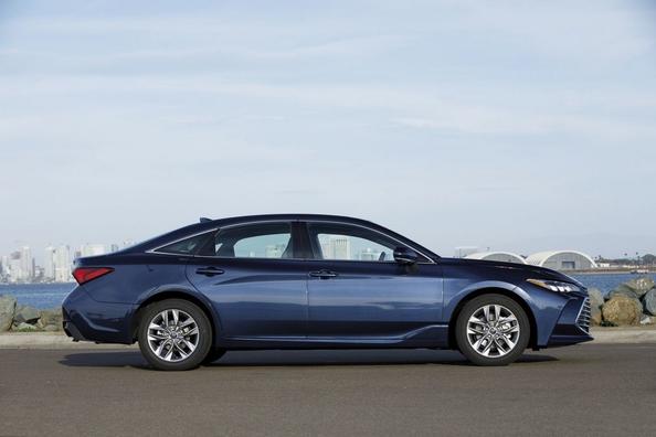 Пятое поколение флагманского седана Toyota Avalon фото 11