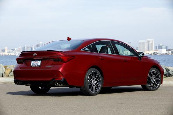 Пятое поколение флагманского седана Toyota Avalon фото 8