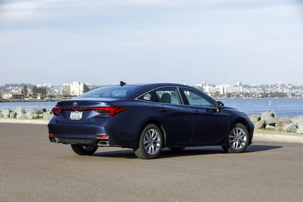 Пятое поколение флагманского седана Toyota Avalon фото 4