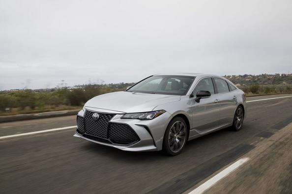 Пятое поколение флагманского седана Toyota Avalon фото 3