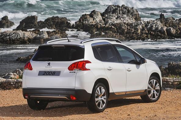 Обновленная модификация компактного кроссовера Peugeot 2008 фото 4