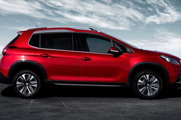 Обновленная модификация компактного кроссовера Peugeot 2008 фото 3