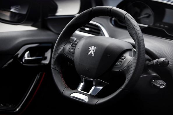 Обновленная модификация компактного кроссовера Peugeot 2008 фото 6