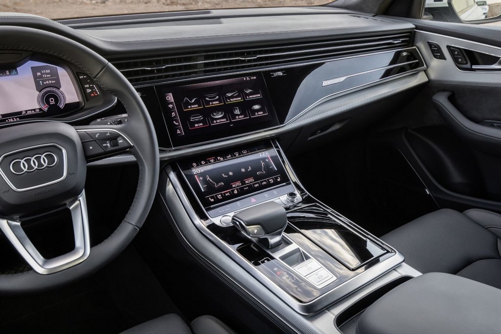 Обзор полноприводного премиального кроссовера Audi Q8