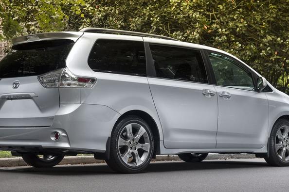 Обзор полноразмерного обновленного минивэна Toyota Sienna фото 3