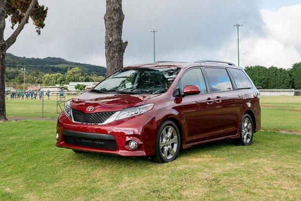 Обзор полноразмерного обновленного минивэна Toyota Sienna фото 2