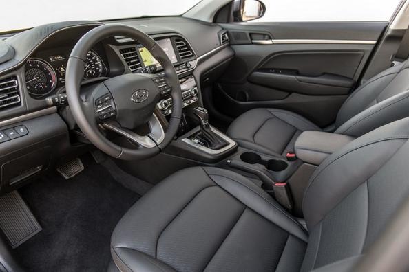 Компактный седан Hyundai Elantra в обновленном виде фото 12