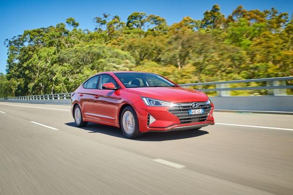 Компактный седан Hyundai Elantra в обновленном виде фото 10