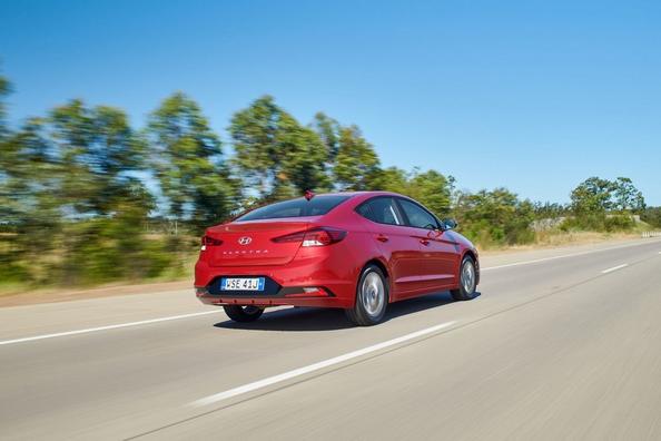 Компактный седан Hyundai Elantra в обновленном виде фото 9