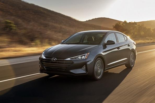 Компактный седан Hyundai Elantra в обновленном виде фото 1