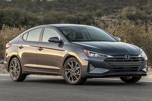 Компактный седан Hyundai Elantra в обновленном виде фото 2