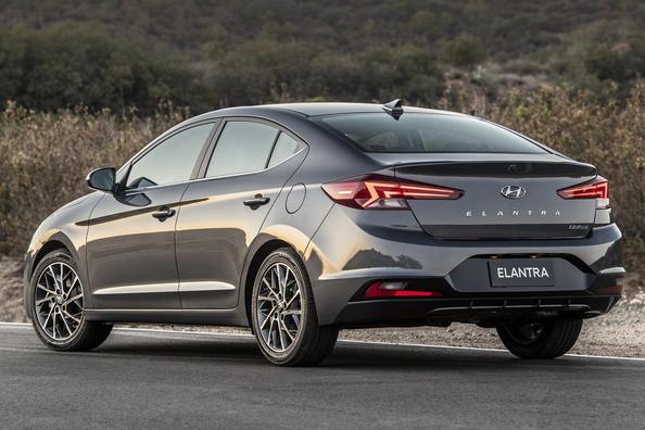 Компактный седан Hyundai Elantra в обновленном виде фото 6