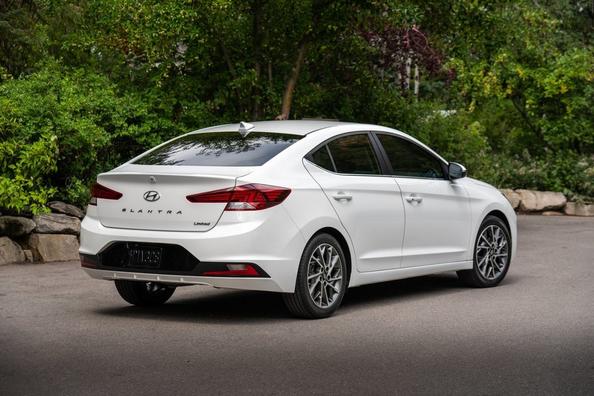 Компактный седан Hyundai Elantra в обновленном виде фото 5