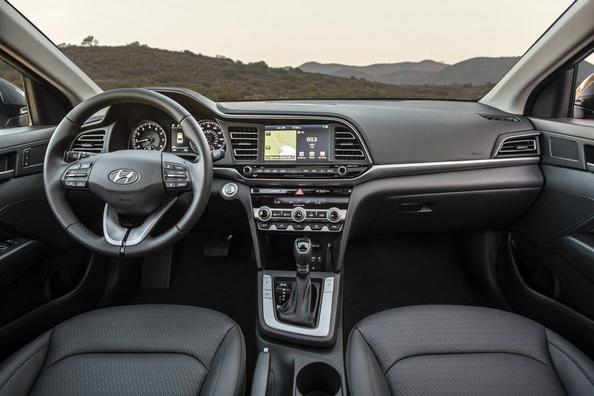 Компактный седан Hyundai Elantra в обновленном виде фото 11