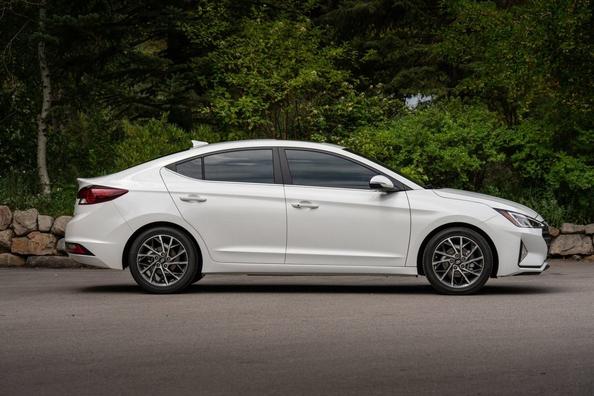Компактный седан Hyundai Elantra в обновленном виде фото 4