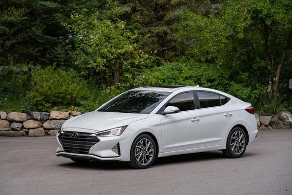 Компактный седан Hyundai Elantra в обновленном виде фото 3