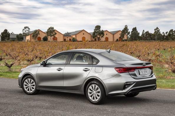 Компактный седан Kia Cerato четвертого поколения фото 12