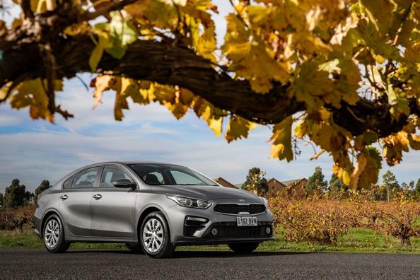 Компактный седан Kia Cerato четвертого поколения фото 6