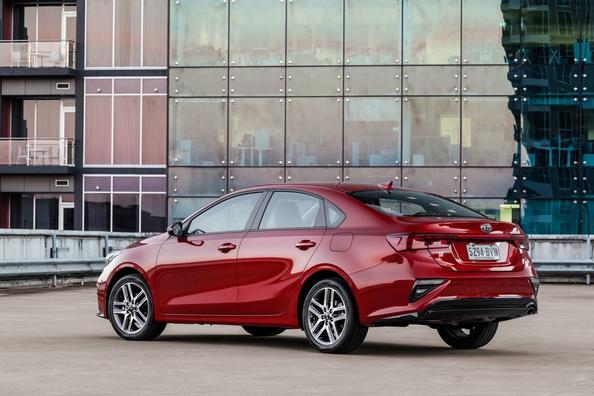 Компактный седан Kia Cerato четвертого поколения фото 2