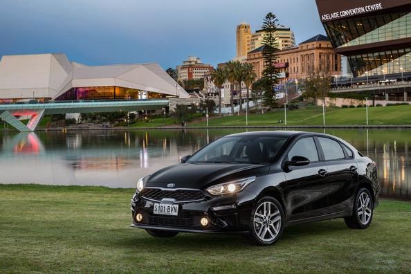 Компактный седан Kia Cerato четвертого поколения фото 4