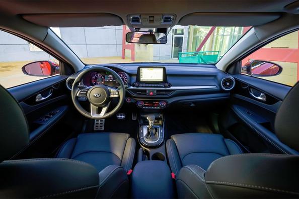 Компактный седан Kia Cerato четвертого поколения фото 7