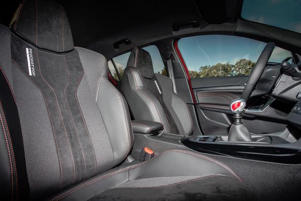 Обзор заряженного пятидверного хэтчбека Peugeot 308 GTi фото 10