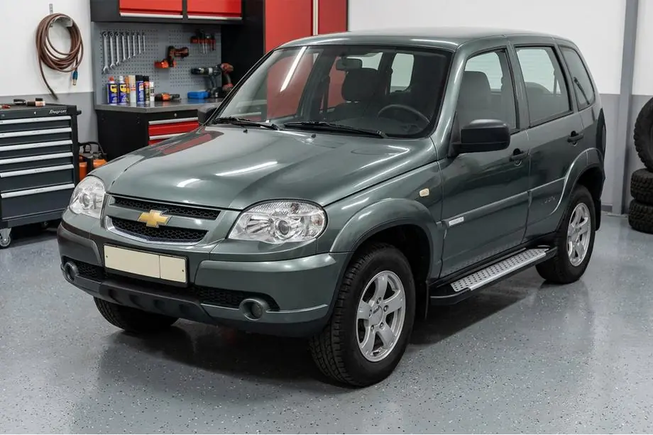 Chevrolet Niva 1998-2020 гг. Боковые пороги Allmond Grey (2 шт., алюминий) Фото 1