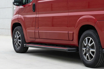 Fiat Ducato 2006-2025 гг. Боковые Подножки Maya Red (2 шт., Алюминий) Длинная База фото 1