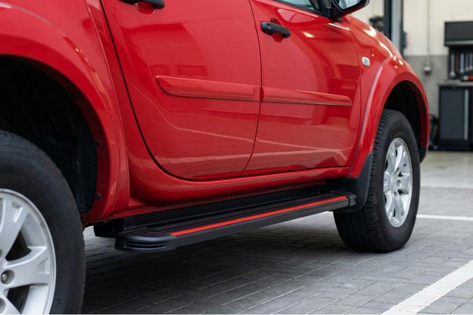 Mitsubishi L200 2006-2015 гг. Боковые Подножки Maya Red (2 шт., Алюминий) Фото 1