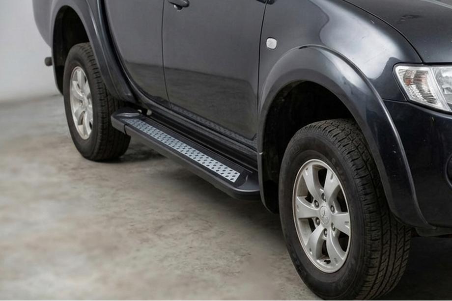 Fiat Fullback 2016- гг. Боковые пороги New Vision Black (2 шт., алюминий) Image