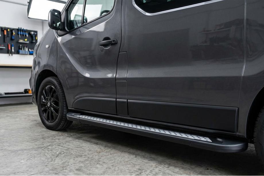 Opel Vivaro 2015-2019 гг. Боковые пороги New Vision Black (2 шт., алюминий) Фото 1