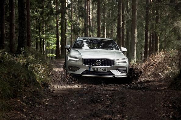Обзор вседорожного универсала Volvo V60 Cross Country фото 1