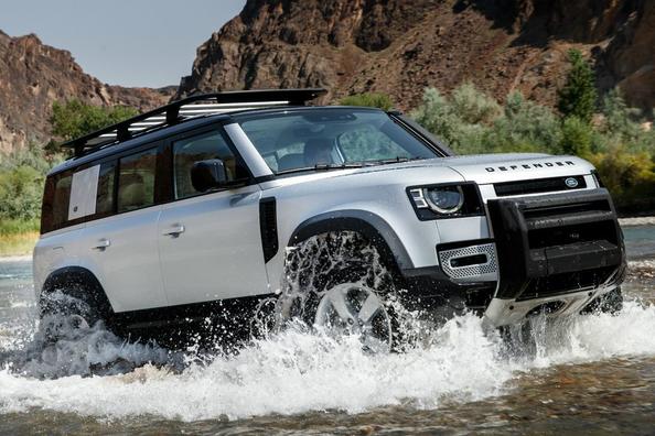 Премиальный пятидверный внедорожник Land Rover Defender 110
