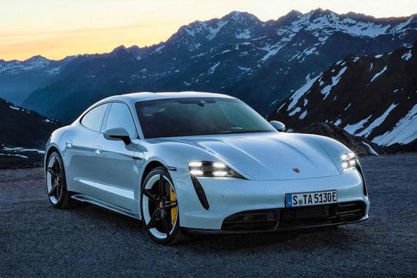 Электрический полноприводный спорт-седан Porsche Taycan фото 15