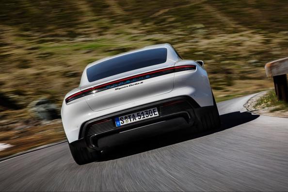 Электрический полноприводный спорт-седан Porsche Taycan фото 14
