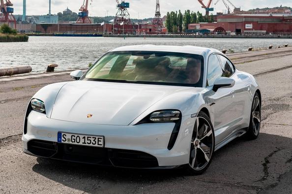 Электрический полноприводный спорт-седан Porsche Taycan фото 4